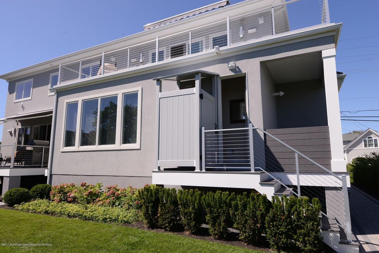 Exterior, Facade, Modern