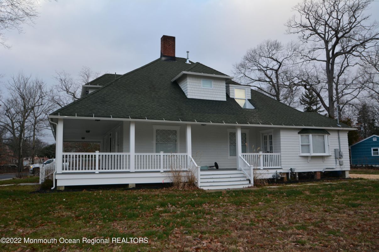 Backyard, Exterior, Facade, Queen Anne Victorian