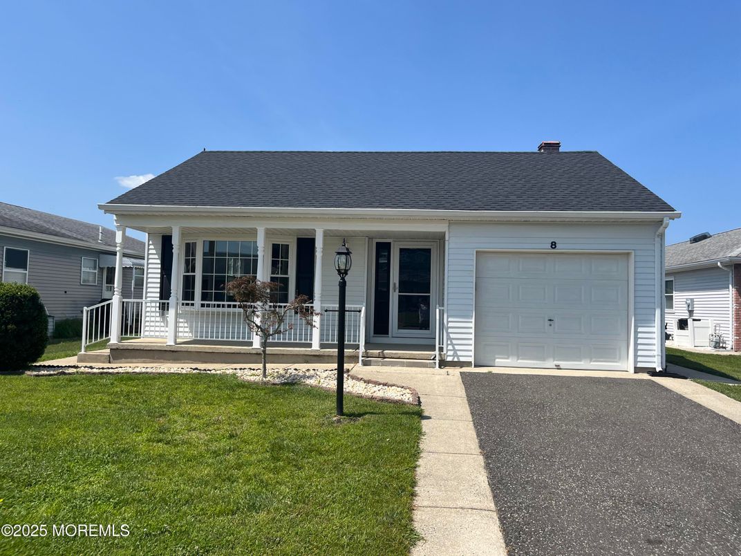 Attached, Exterior, Facade, Ranch