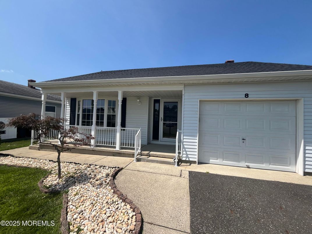 Attached, Exterior, Facade, Ranch