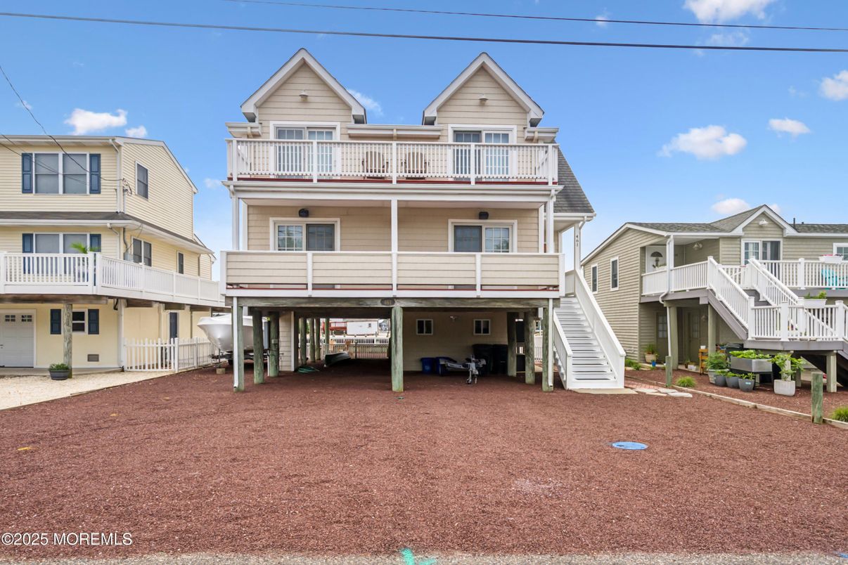 Exterior, Facade, Queen Anne Victorian