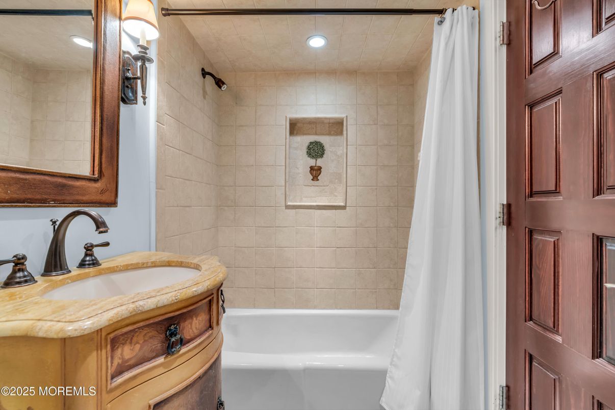 Bathroom, Interior, Recessed Lighting