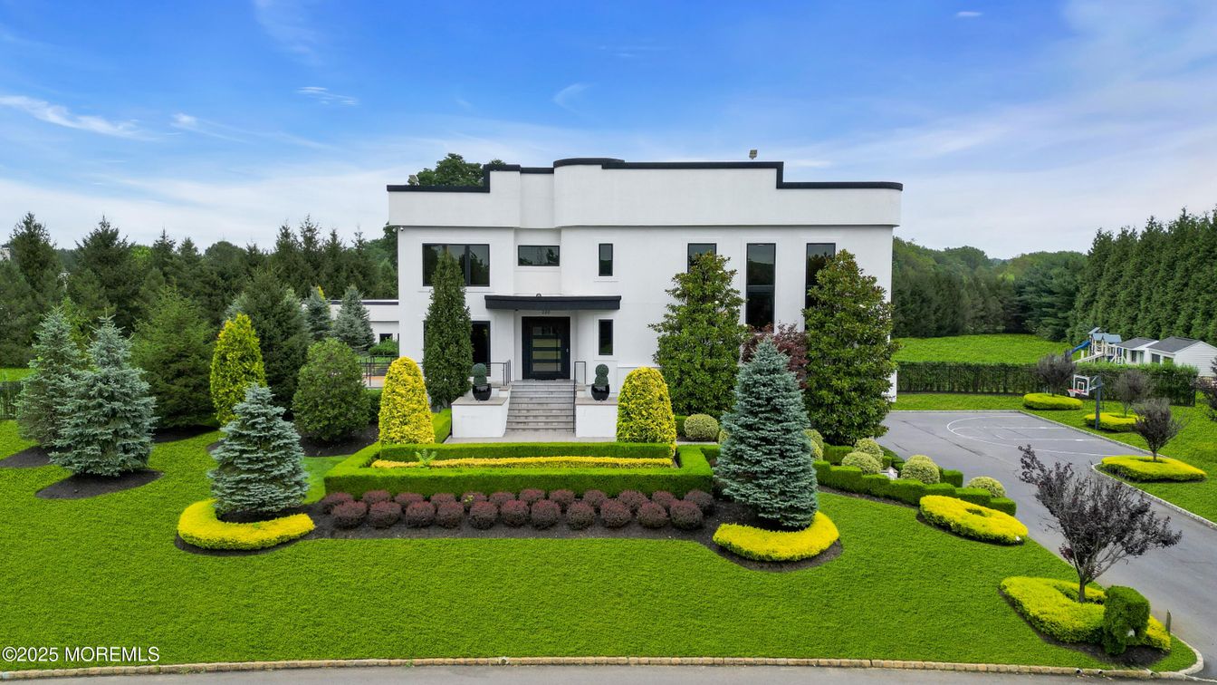 Exterior, Facade, Modern