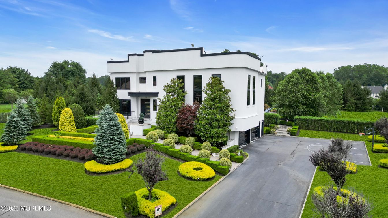 Exterior, Facade, Modern