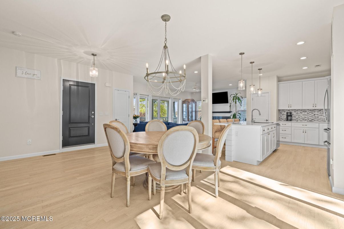 Chandelier, Dining room, Interior, Kitchen, Pendant Lights, Recessed Lighting, Wood Texture Flooring