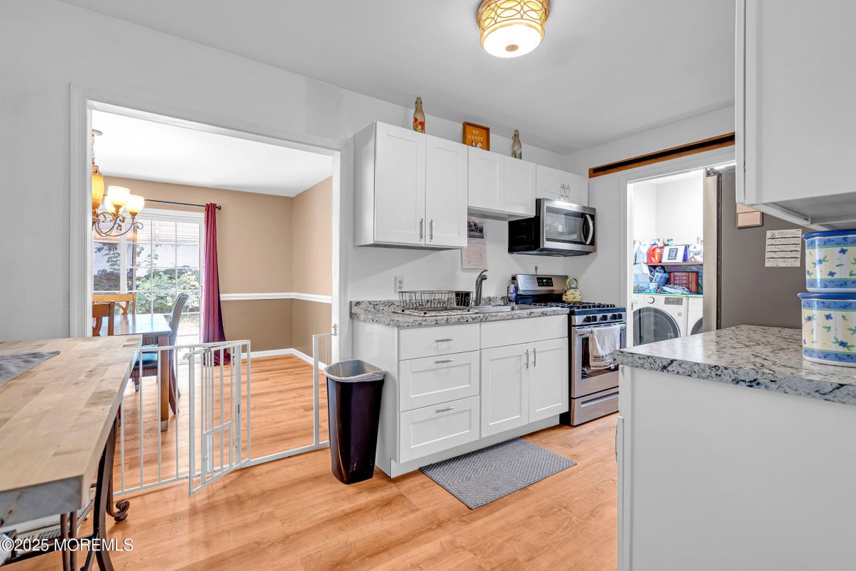 Chandelier, Dining room, Interior, Kitchen, Stainless Steel Appliances, Wood Texture Flooring
