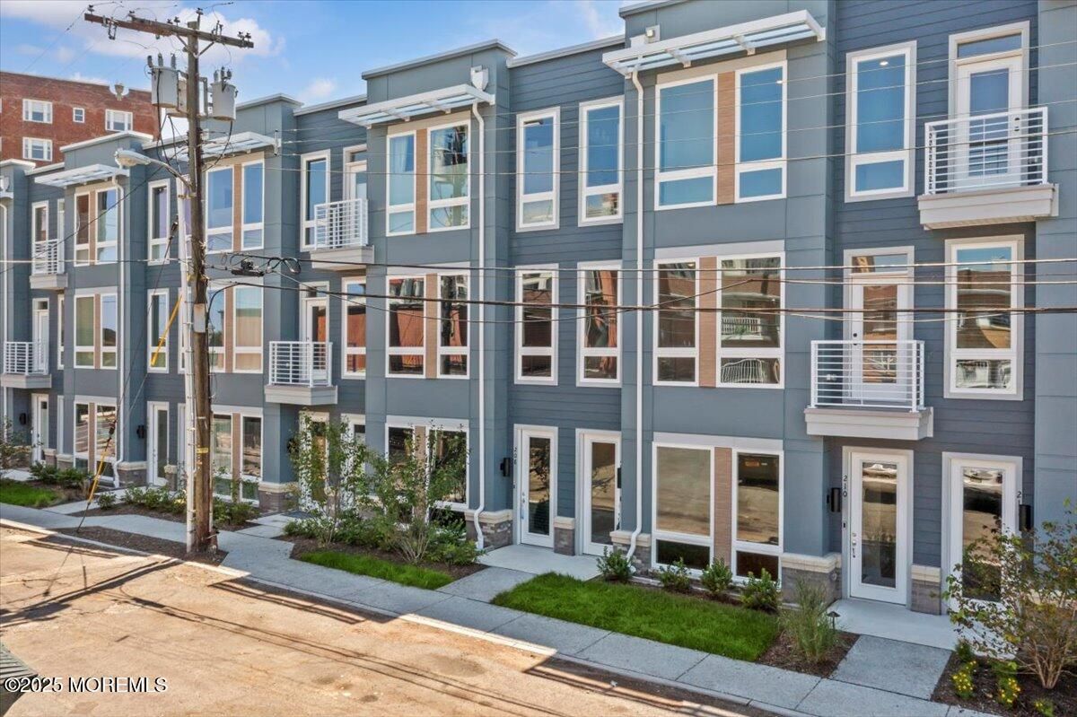 Exterior, Facade, Rowhouse