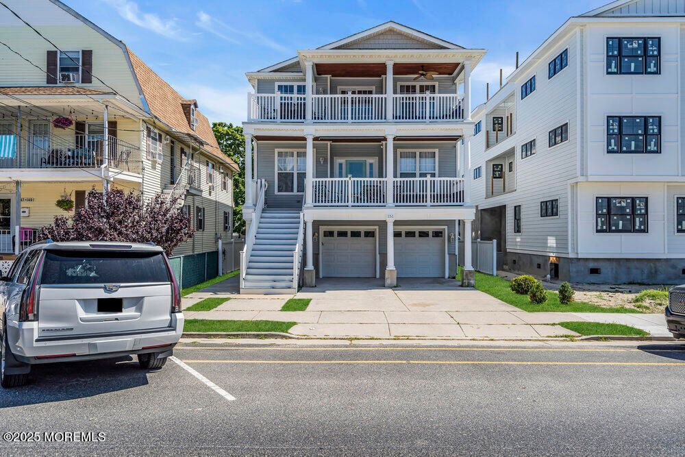 Attached, Exterior, Facade, American Foursquare