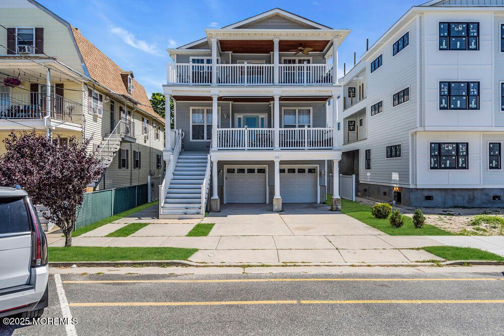 Attached, Exterior, Facade, Queen Anne Victorian