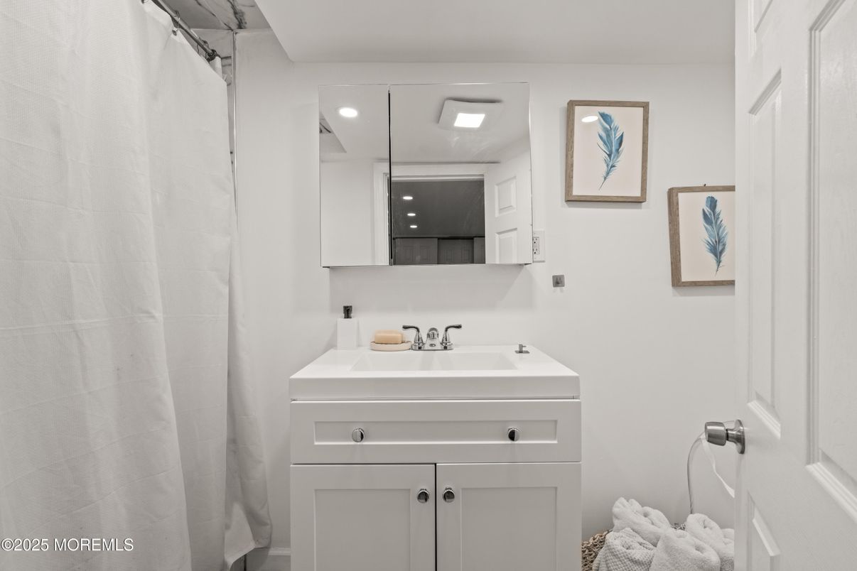 Bathroom, Interior, Recessed Lighting