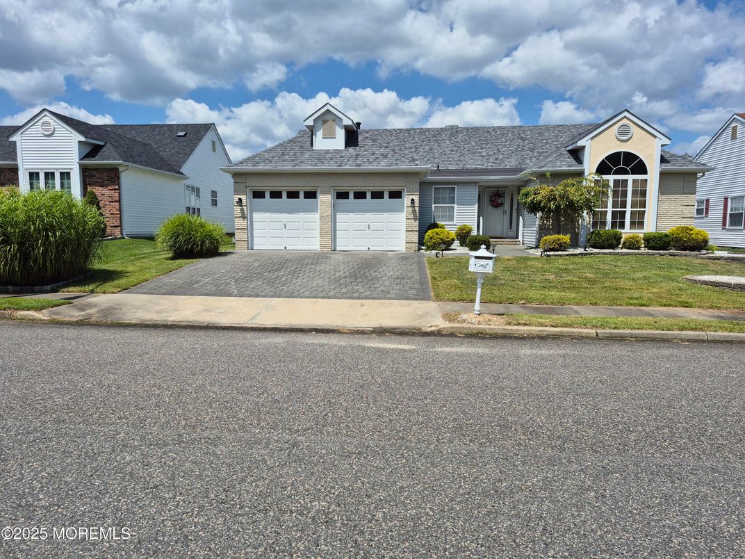 Attached, Exterior, Facade, Ranch
