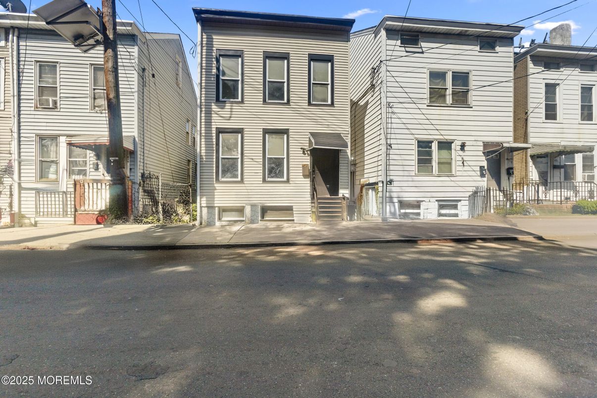 Exterior, Facade, Rowhouse