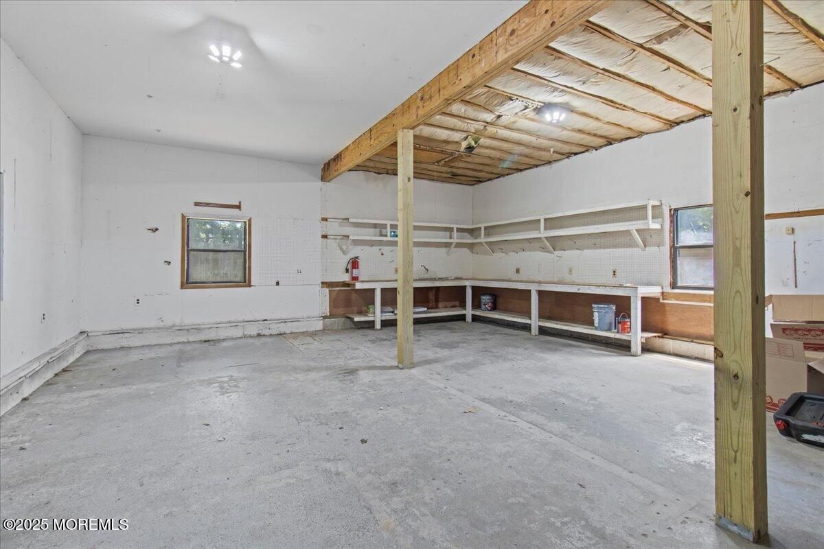 Empty room, Interior, Wooden Beams