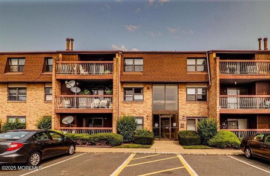 Exterior, Facade, Brick Facade, Rowhouse