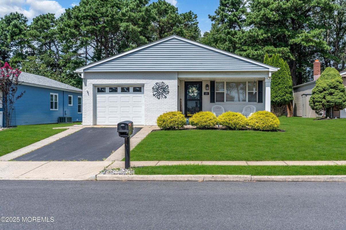 Attached, Exterior, Facade, Ranch