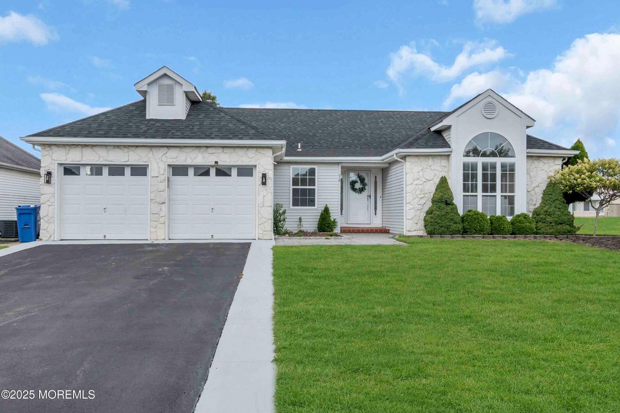 Attached, Exterior, Facade, Ranch