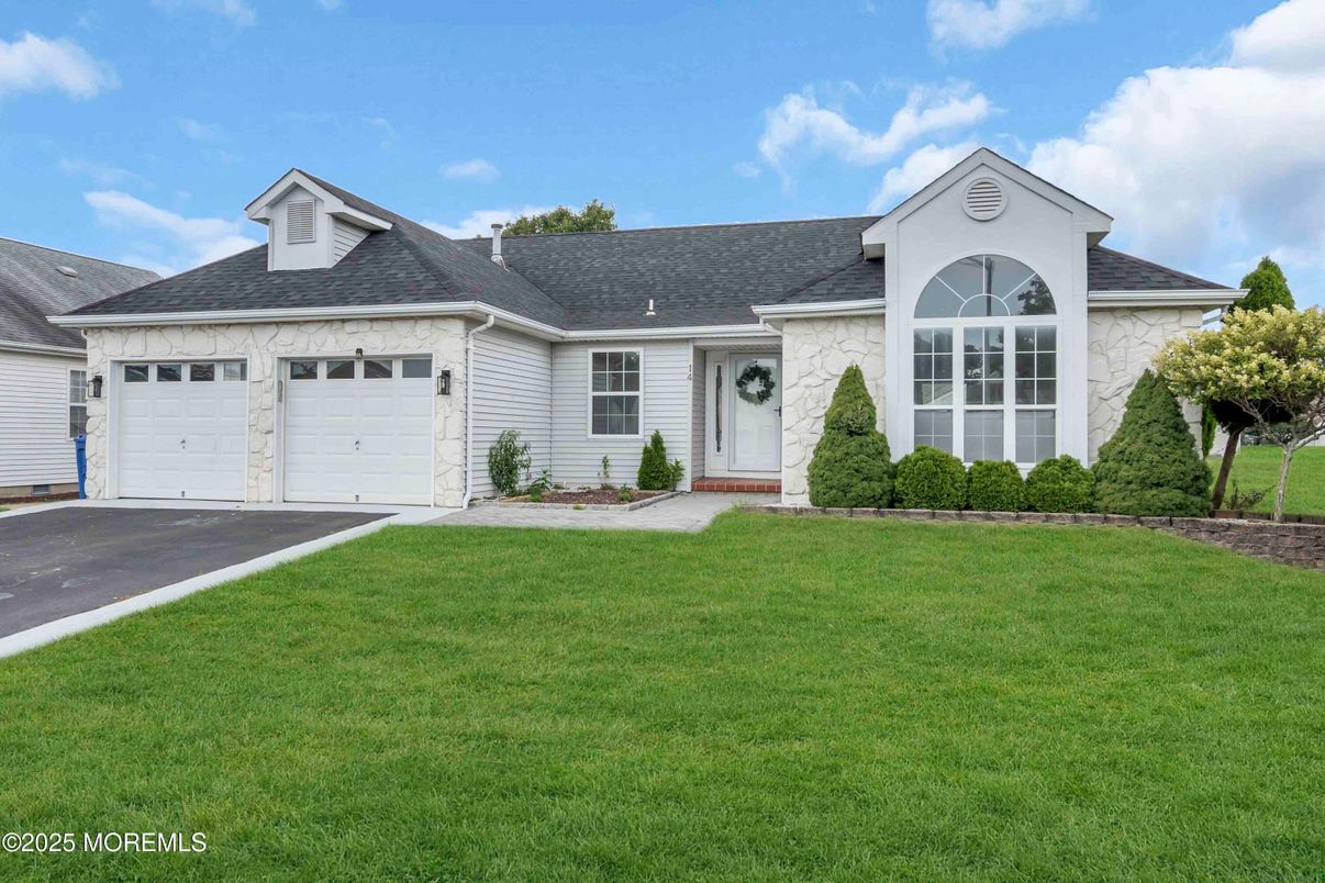 Attached, Exterior, Facade, Ranch