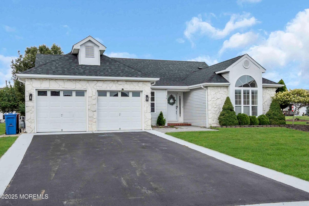 Attached, Exterior, Facade, Cape Cod