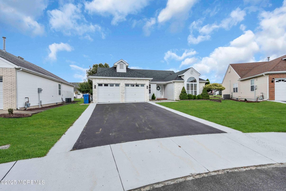 Attached, Exterior, Facade, Cape Cod