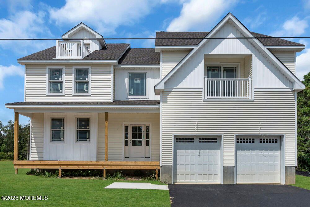 Attached, Exterior, Facade, Farmhouse