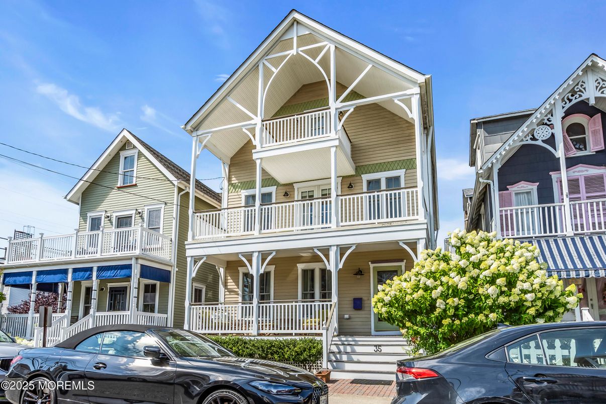 Exterior, Facade, Queen Anne Victorian