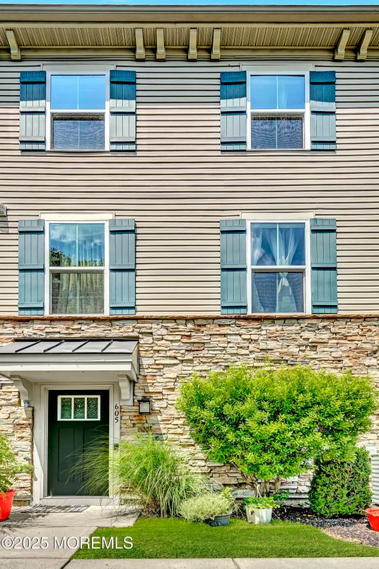 Exterior, Facade, Rowhouse