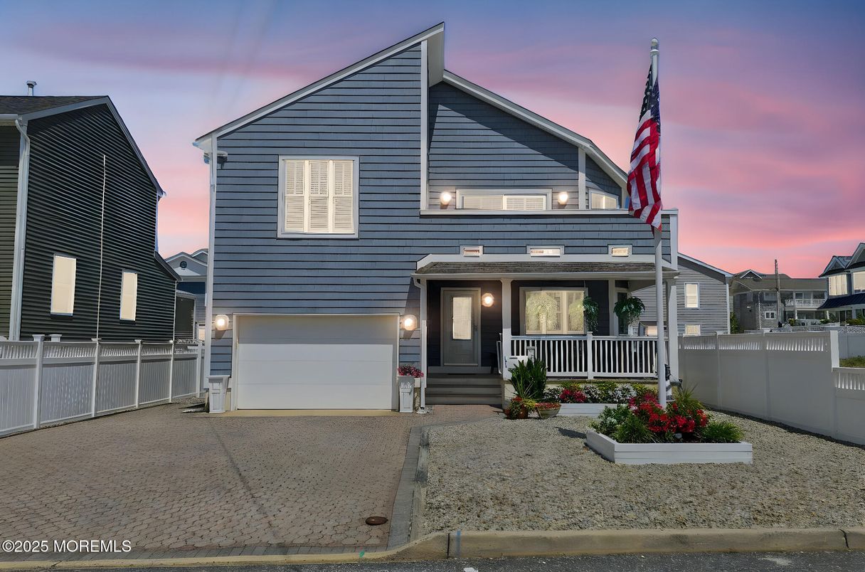 Attached, Exterior, Facade, American Craftsman