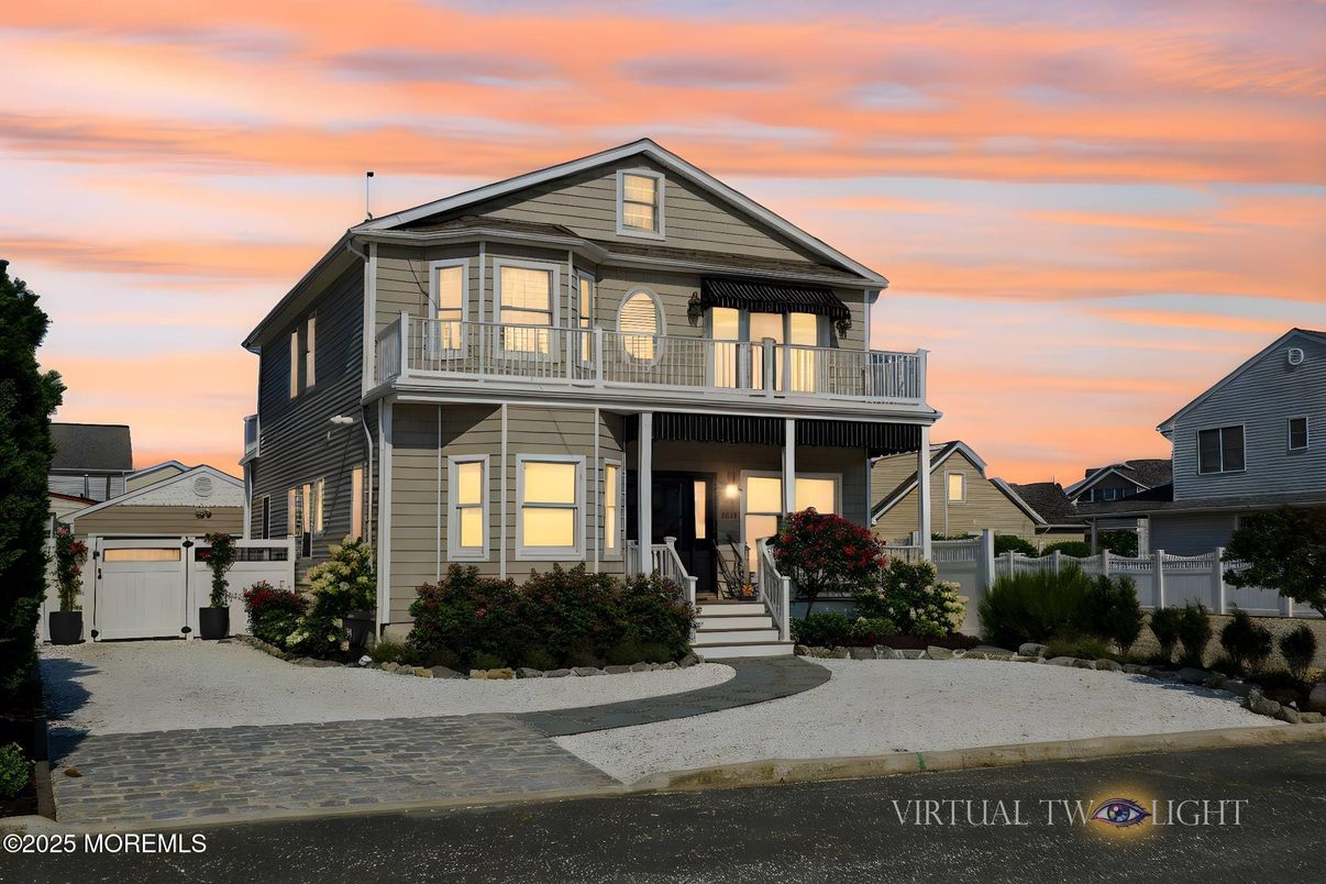 Exterior, Facade, Queen Anne Victorian