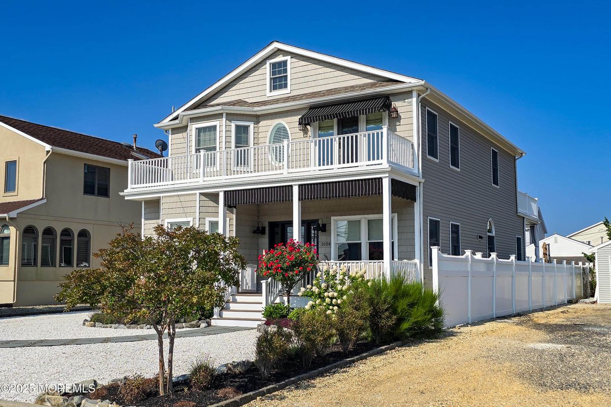 Exterior, Facade, Queen Anne Victorian