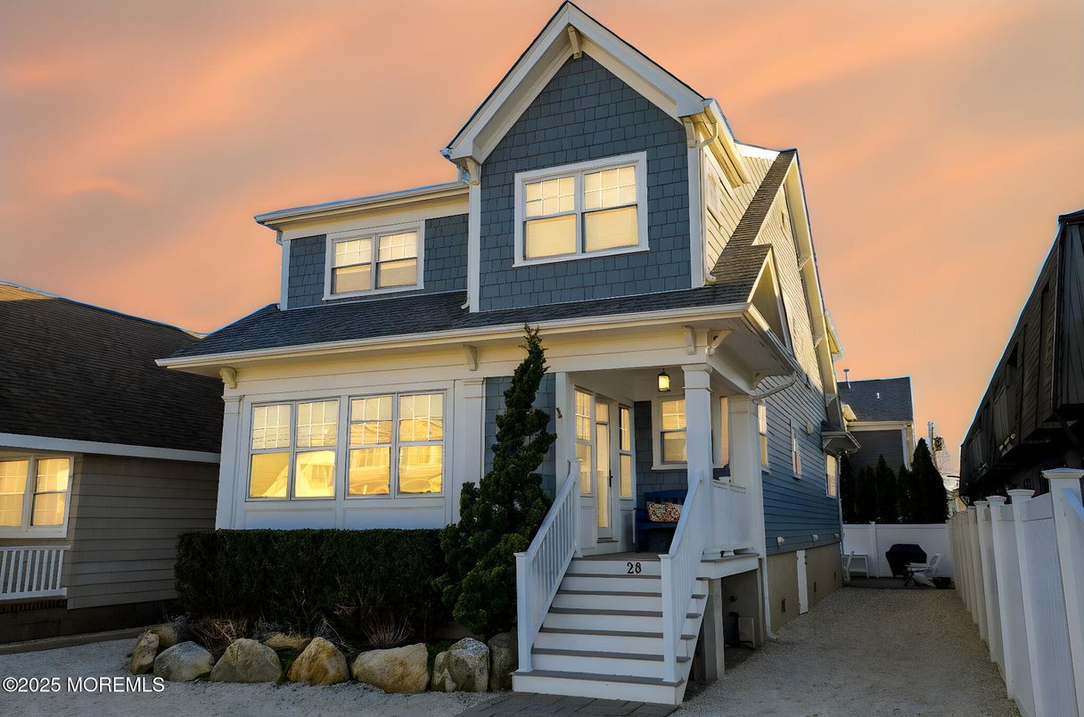 Exterior, Facade, Queen Anne Victorian