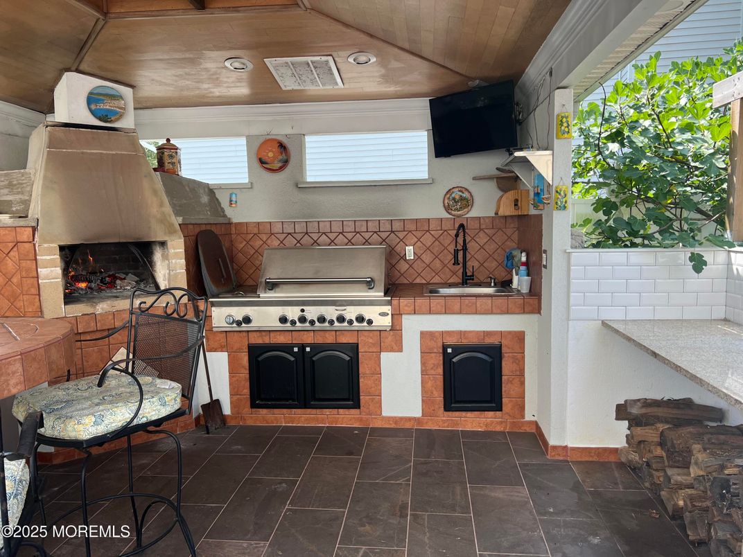 Exterior, Fireplace, Outdoor Kitchen