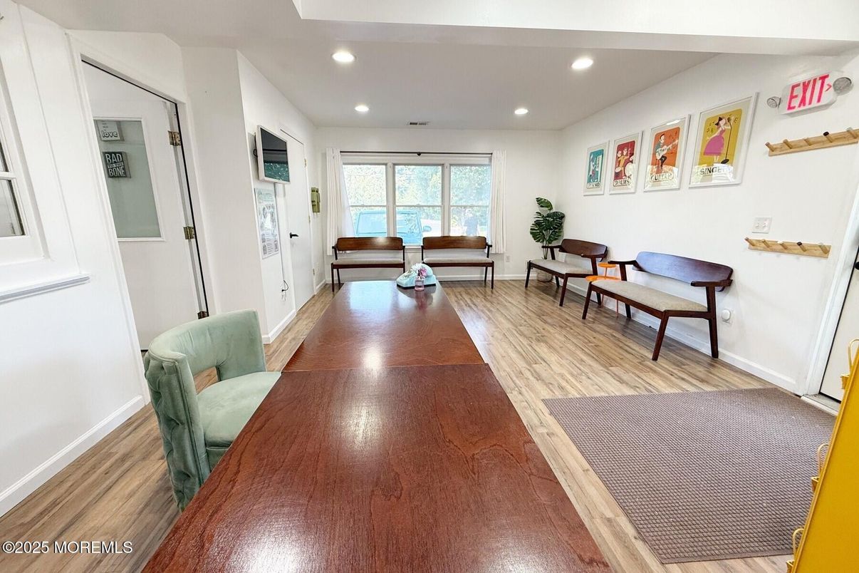 Interior, Piano, Recessed Lighting, Wood Texture Flooring