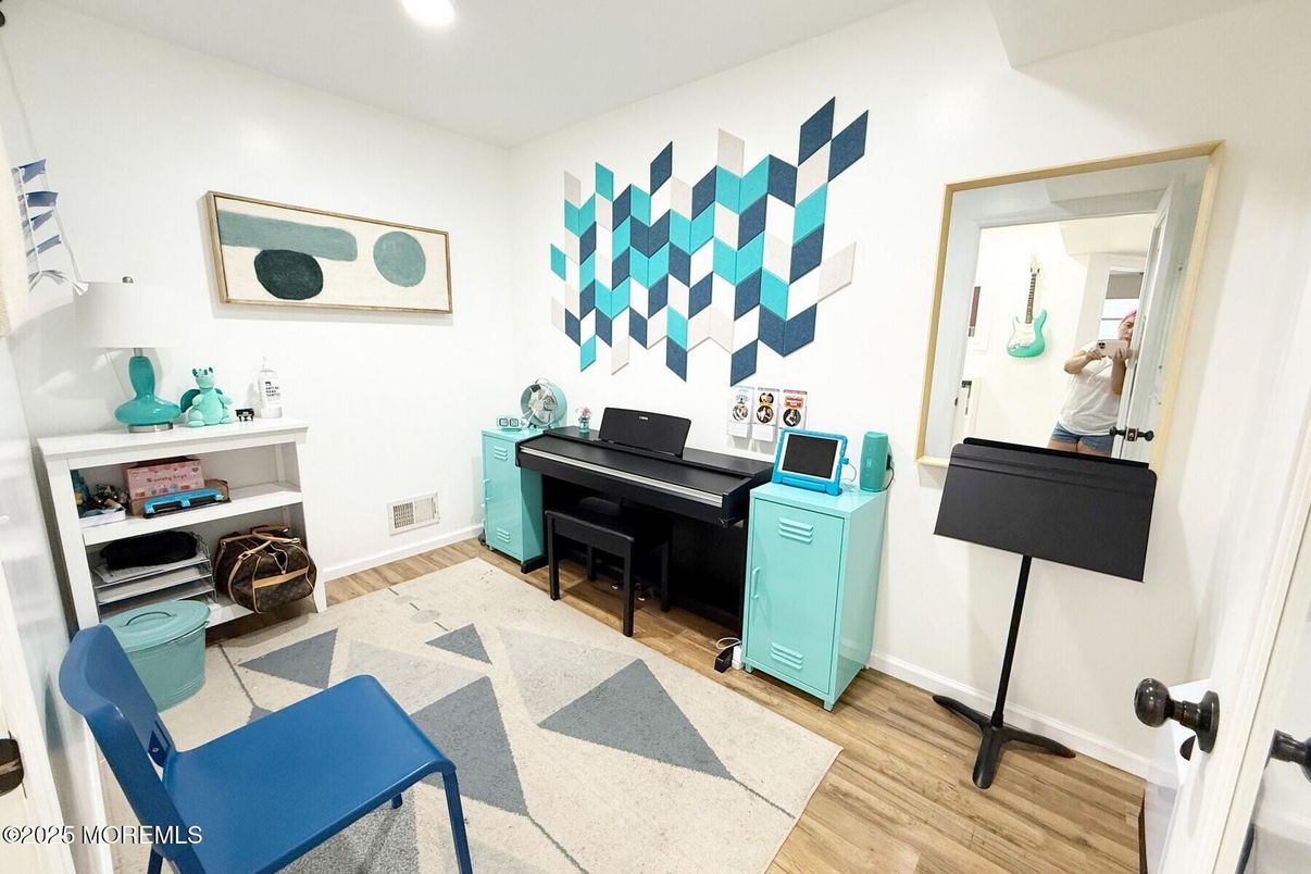 Interior, Piano, Recessed Lighting, Wood Texture Flooring