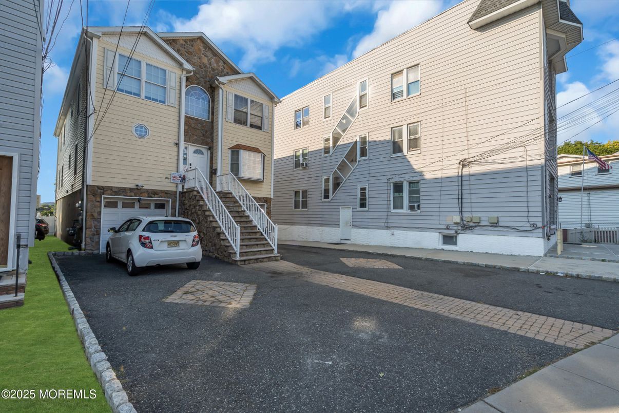 Attached, Exterior, Facade, Rowhouse