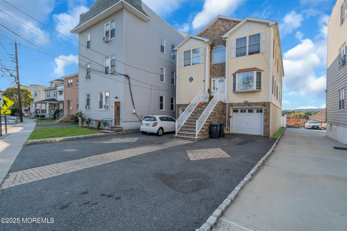 Attached, Exterior, Facade, Rowhouse