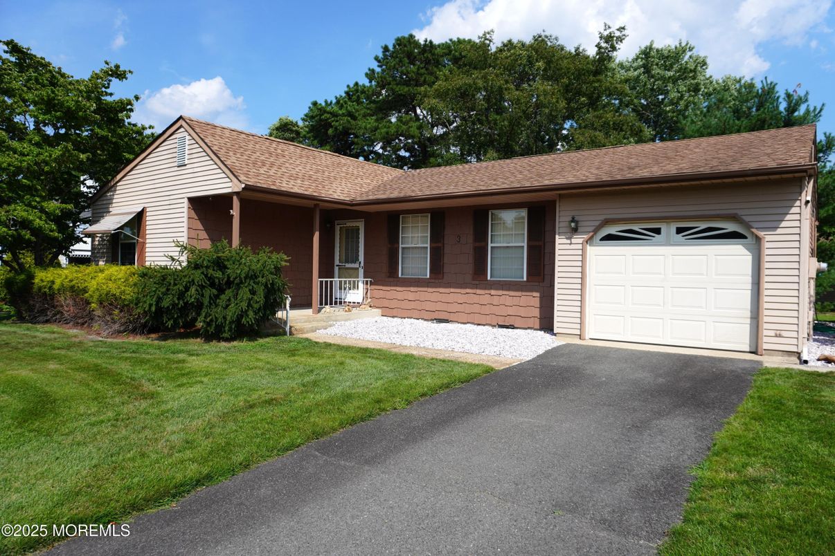 Attached, Exterior, Facade, Ranch