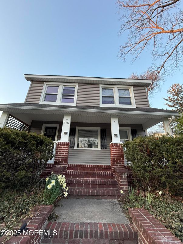 Exterior, Facade, American Foursquare