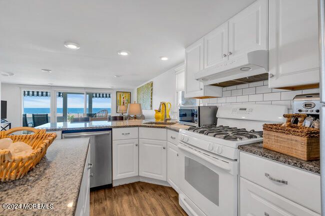 Interior, Kitchen, Recessed Lighting, Water, Wood Texture Flooring