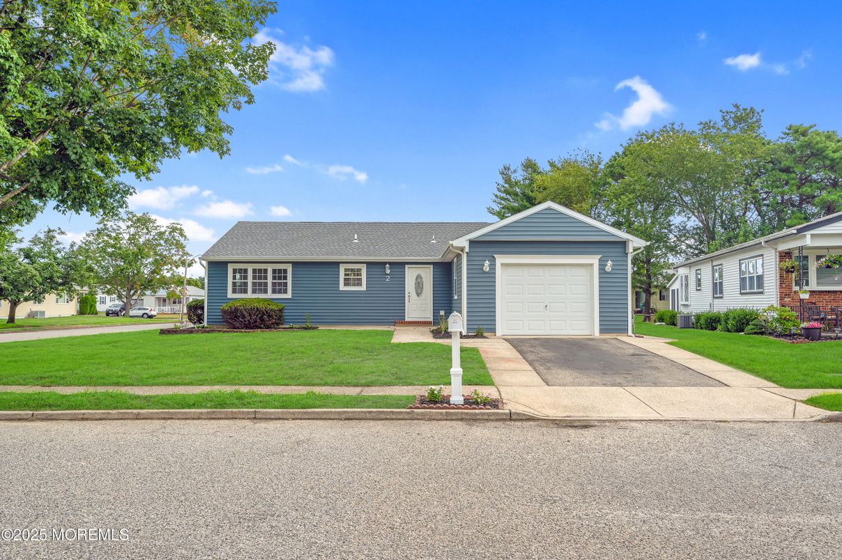 Attached, Exterior, Facade, Ranch