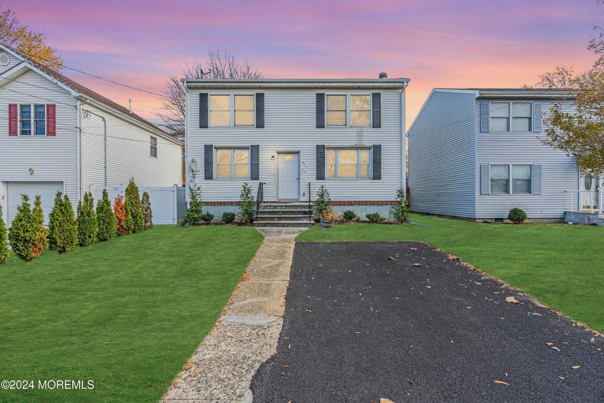 Attached, Exterior, Facade, Raised Ranch