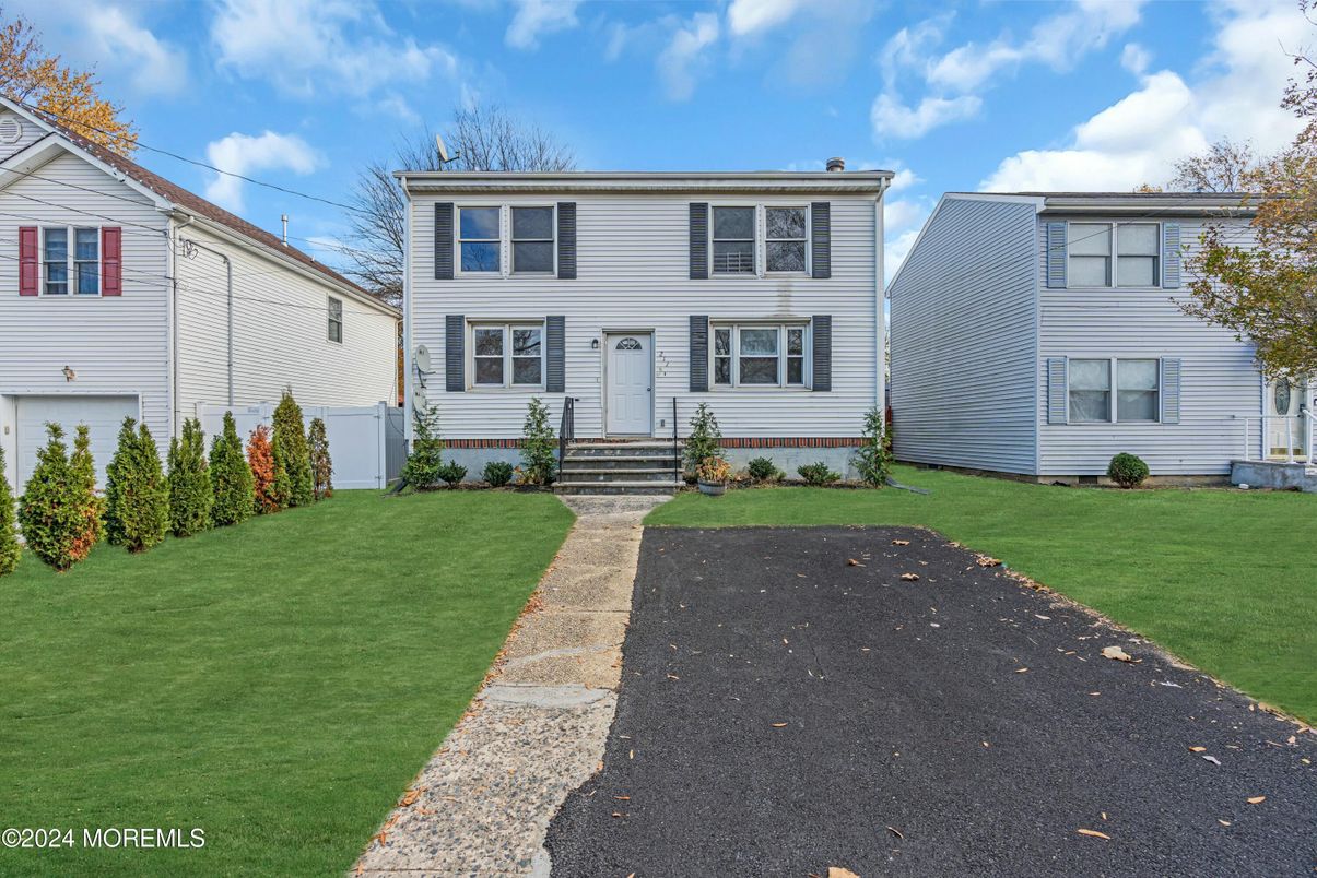 Attached, Exterior, Facade, Raised Ranch