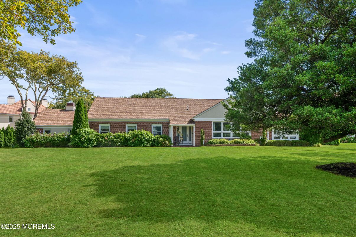 Backyard, Exterior, Facade, Brick Facade, Ranch