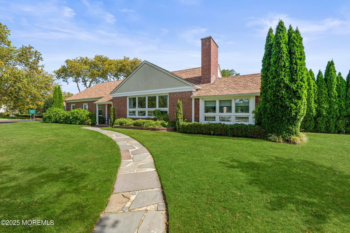 Exterior, Facade, Brick Facade, Ranch