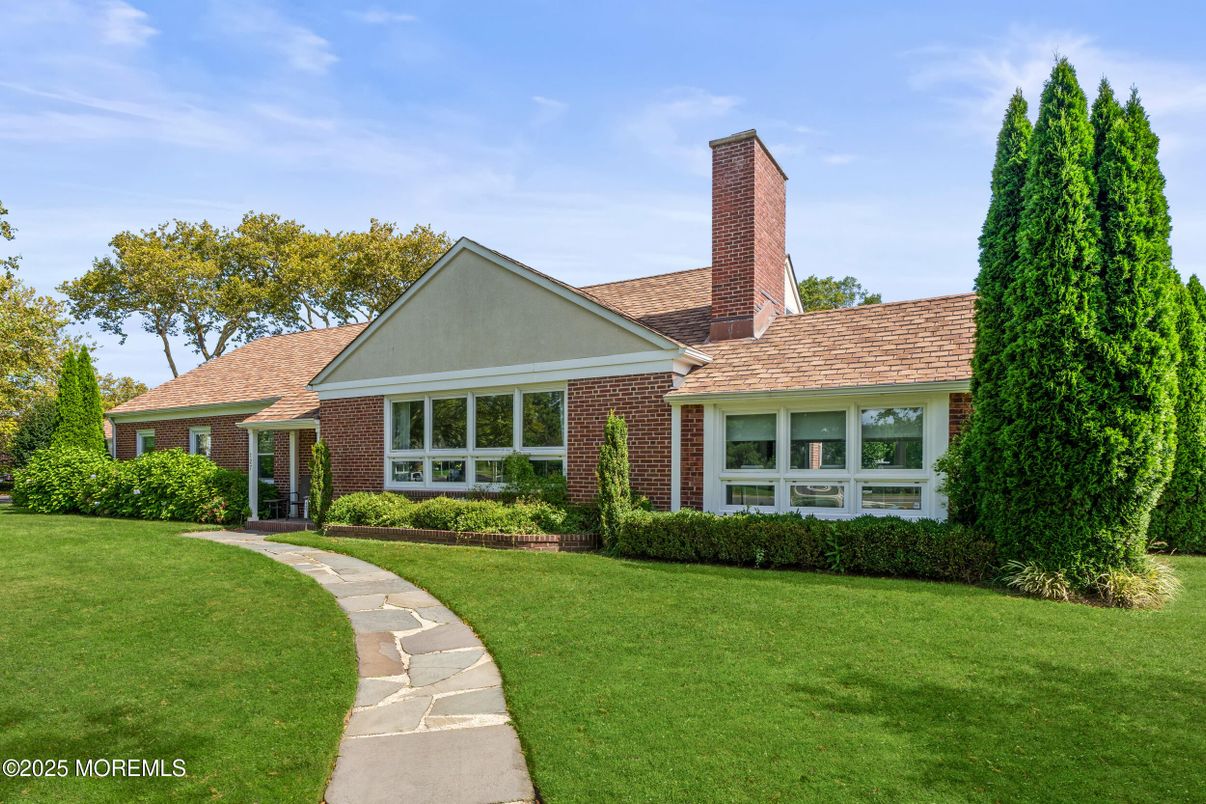 Exterior, Facade, Brick Facade, Ranch