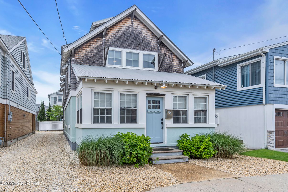 Exterior, Facade, Queen Anne Victorian