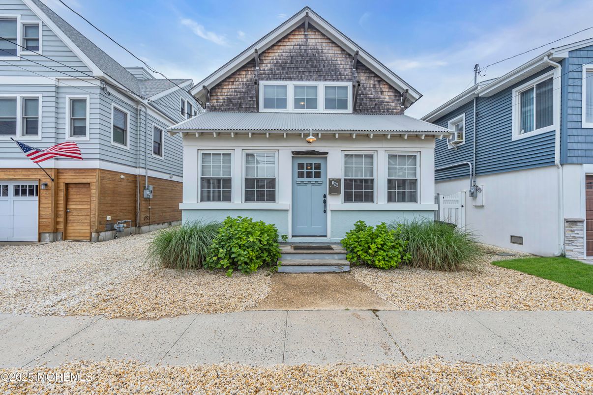 Attached, Exterior, Facade, Queen Anne Victorian