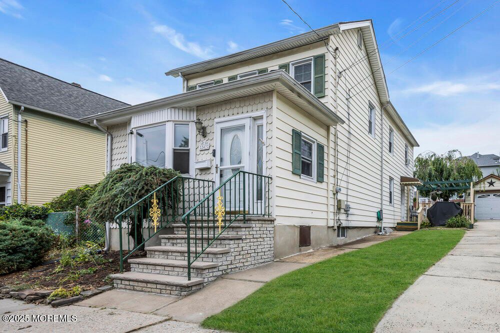 Exterior, Facade, American Foursquare