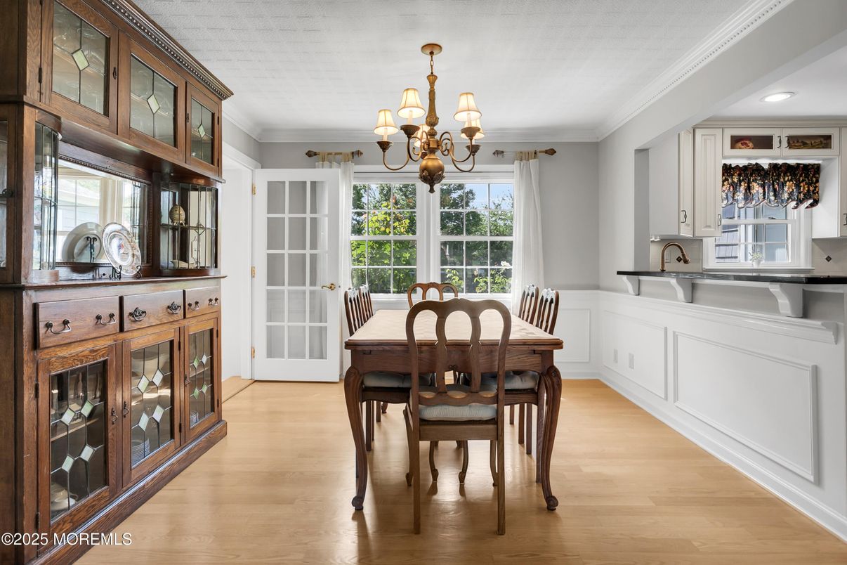 Chandelier, Dining room, Interior, Recessed Lighting, Wood Texture Flooring