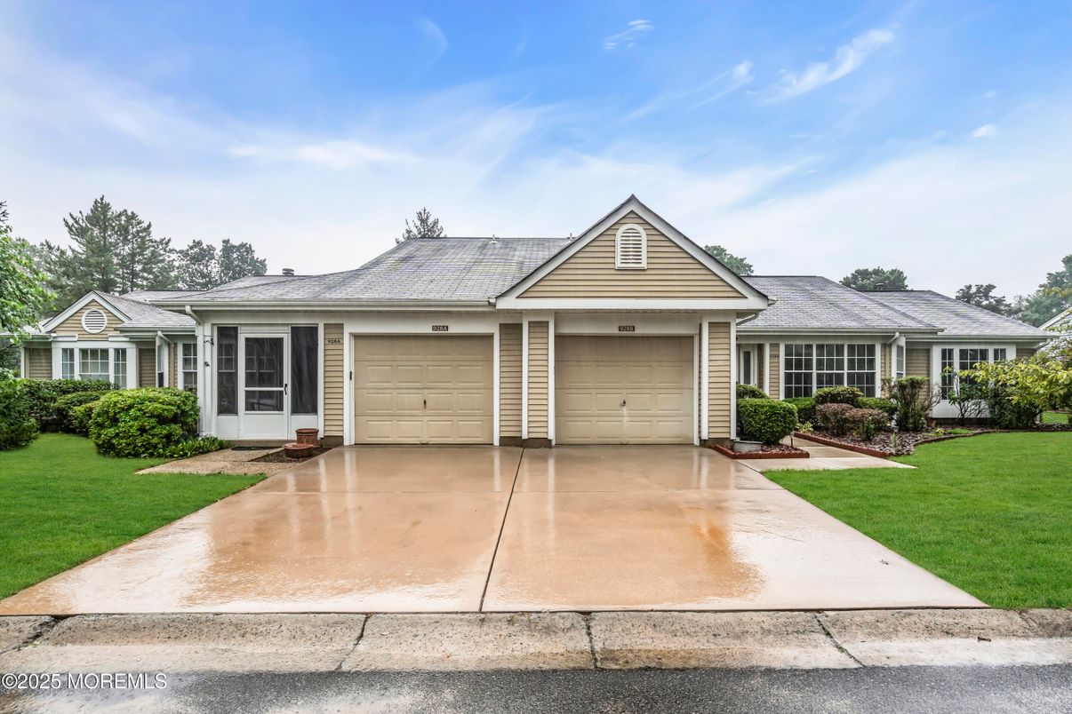 Attached, Exterior, Facade, Ranch
