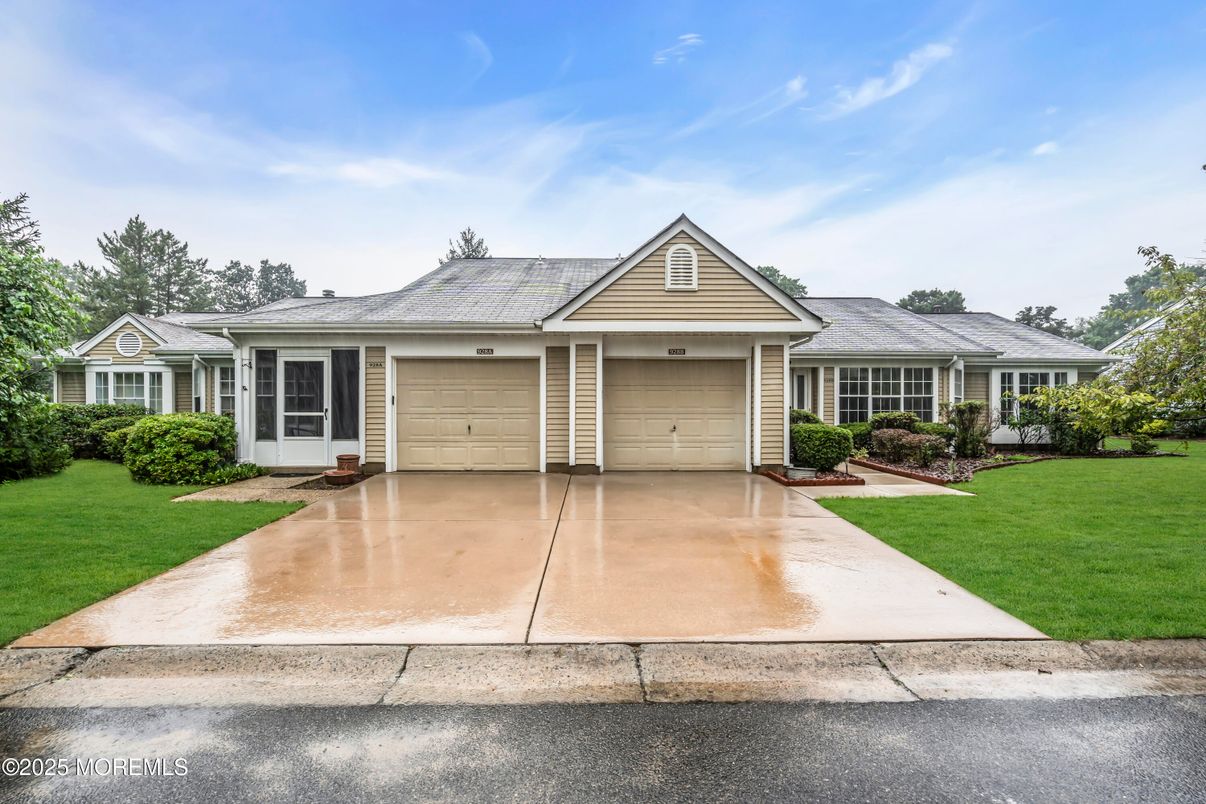 Attached, Exterior, Facade, Ranch
